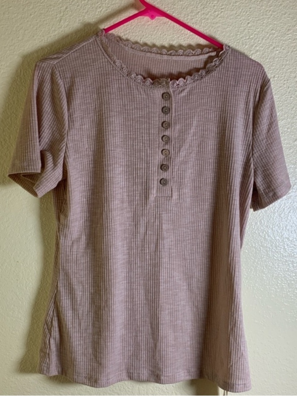NWOT Scalloped Lace Ribbed Henley Tee in Mauve, Size L